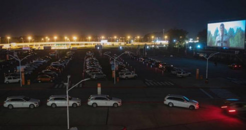 Aeropuerto de Montevideo se transformó en un gran autocine Latinoamérica