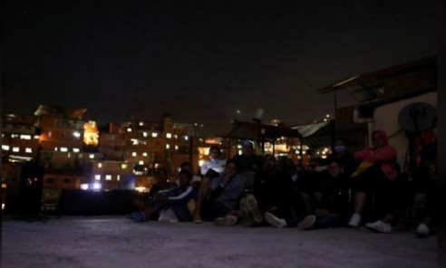 Hasta en las azoteas se disfruta el cine en los barrios de Venezuela Artes