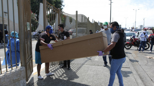 Drama americano: recogen en calles a muertos por Covid-19, los llevan en camiones al cementerio y los entierran en cajas de cartón Latinoamérica