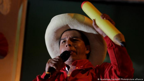 Ante virtual victoria Pedro Castillo realizó “balconazo” para agradecer apoyo del pueblo peruano Latinoamérica