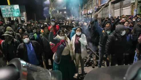 Grupos violentos intentan llegar al Palacio de Gobierno en Bolivia Latinoamérica