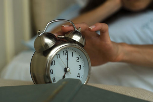 Especialista entrega recomendaciones para adaptarse al cambio de hora Chile