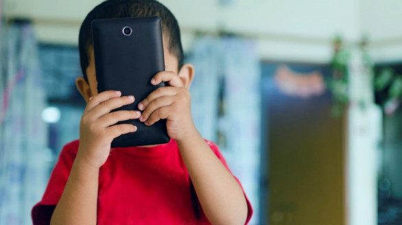 Dispositivos consumen horas de sueño en menores, concluye Universidad México