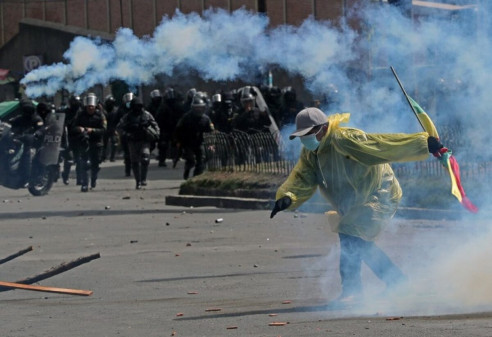 Cinco vehículos quemados e infraestructura policial destruida dejó conflicto cocalero en Bolivia Latinoamérica