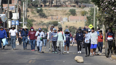 Bolivianos extienden bloqueos como medida contra el Gobierno de facto Latinoamérica