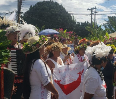 Familias de Rapa Nui protestan en reclamo por incumplimiento en instalación de centro de hemodiálisis: Urge que los pacientes puedan tratarse en la isla Chile
