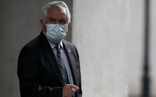 Denuncian que Ministro Paris no realizó sumarios por vulneración del derecho a la confidencialidad de personas con VIH durante vacunación del Covid-19 Chile