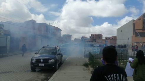 Policía boliviana reprime a manifestantes que pedían justicia por Masacre de Senkata Latinoamérica