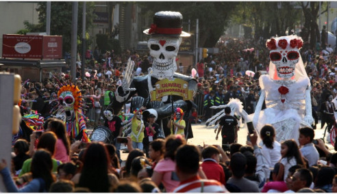 Mexicanos celebran el Día de los Muertos, la hora del reencuentro Latinoamérica