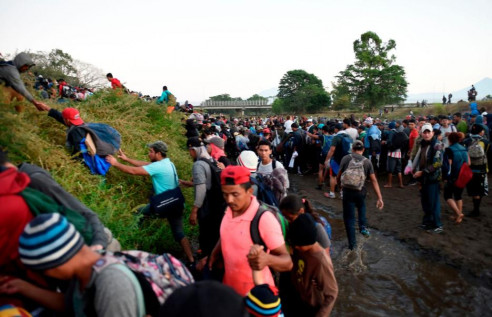 Pese a choques con la policía mexicana, migrantes centroamericanos continúan su marcha a EE. UU. Latinoamérica