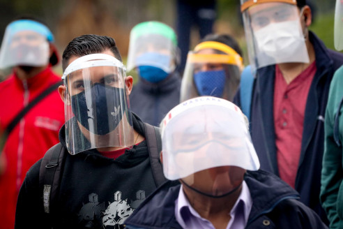 Perú impone uso obligatorio de máscara facial y mascarilla por brutal incremento de decesos y contagios Latinoamérica