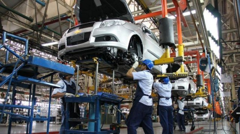 Sectores de la industria y la construcción caen más del 10 % en Argentina Economía
