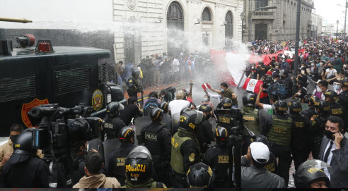 Perú anuncia reforma policial tras escándalo sobre represión en las protestas Perú
