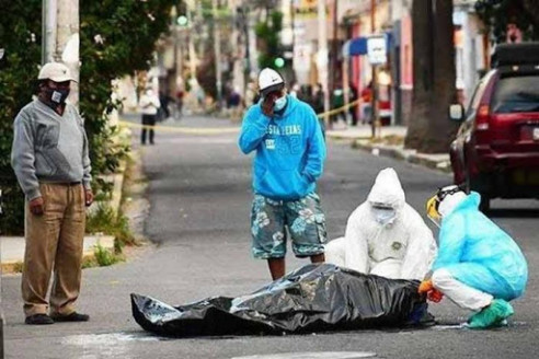Bolivia desbordada por la pandemia: servicios fúnebres están colapsados y velorios se hacen en la calle Bolivia