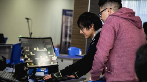 Estudiantes bolivianos lograron reconocida certificación mundial de empresa china Huawei para instalar redes Latinoamérica