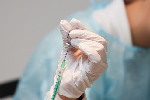 Vacuna de Pfizer contra ómicron y otras variantes, lista en marzo, pese a desestimo médico México