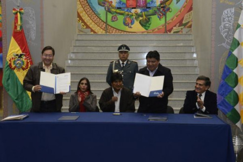 Motivación: estudiantes de medicina recibirán viviendas en Bolivia Latinoamérica