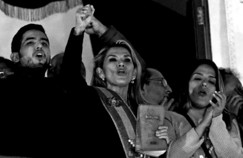 Jeanine Áñez, la golpista ultracatólica en el poder en Bolivia: ¿Odia a los indígenas y a los pobres? Reportajes & Investigación