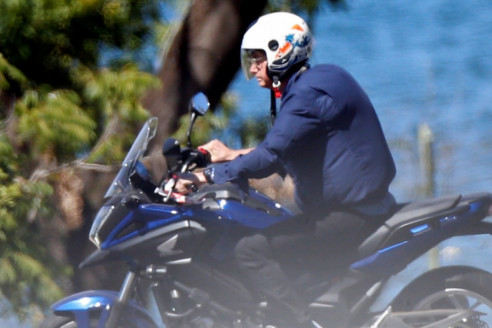 Captan a Bolsonaro, contagiado de COVID-19, paseando en moto y sin mascarilla Brasil
