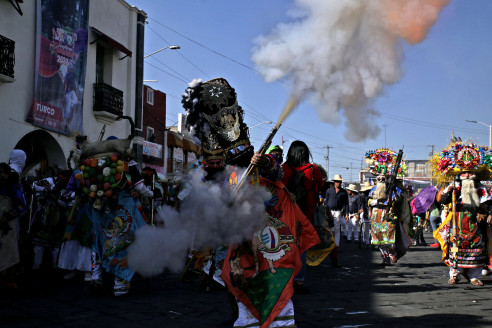 Estable, joven que le explotó cañón en carnaval de Huejotzingo México