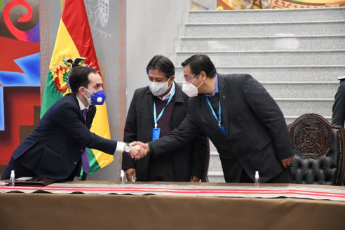 Bolivia firmó acuerdo para adquirir 5,2 millones de dosis de la vacuna rusa Latinoamérica