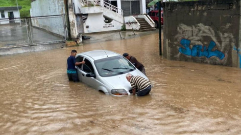 Torrenciales lluvias mantienen en vilo a diversas regiones de Venezuela Venezuela