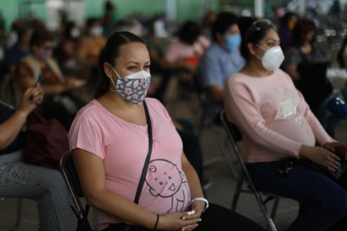 Vacuna, sólo para embarazadas mayores de 18 años, insiste Salud México