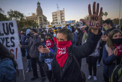 ¿Por qué el feminismo en Uruguay rechaza polémica ley de Lacalle Pou? Política