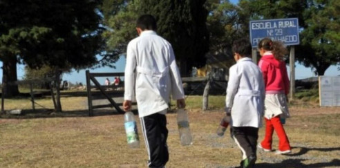 Maestros se enfrentan a Lacalle por reinicio de clases en medio de la pandemia Latinoamérica
