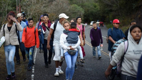 Presidente de Guatemala exige la detención de caravana de migrantes hondureños Latinoamérica