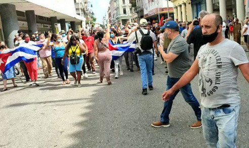 Cubanos salen a las calles a defender la Revolución tras llamado del presidente Miguel Díaz-Canel Latinoamérica
