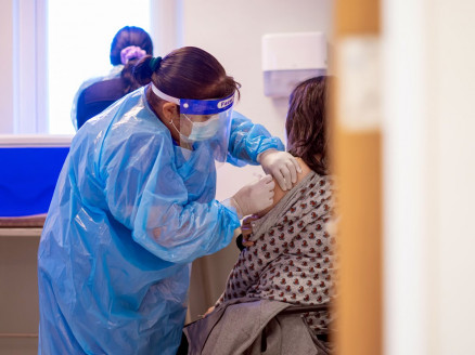 Covid-19: Epidemiólogos llaman a aplicarse vacuna bivalente frente a llegada de nueva subvariante de Ómicron a Chile Chile