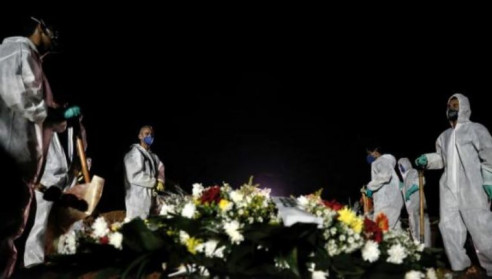 Entierros nocturnos en Brasil: cavan a diario 600 nuevas fosas para sepultar a las víctimas del Covid-19 Brasil